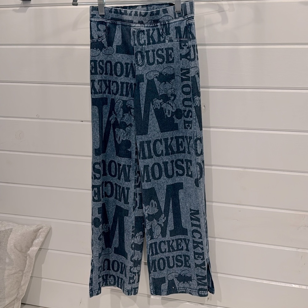 Super cool Disney Mickey flared leggings